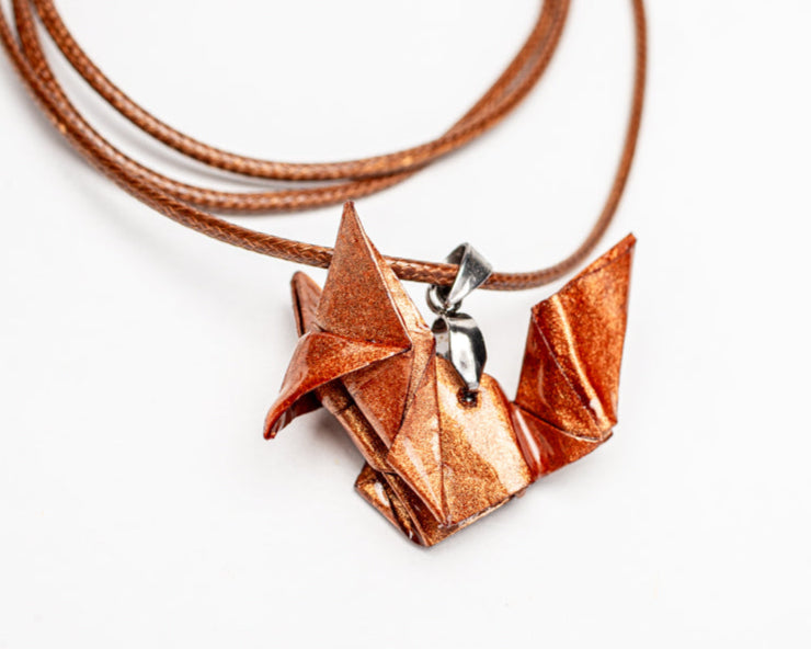 Colgante de zorro en origami de papel metálico bronce con cordón encerado