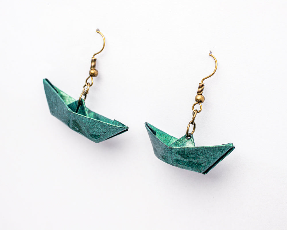 Aretes barquito de papel en origami azul | Joyería artesanal por Maximiliano Herrera