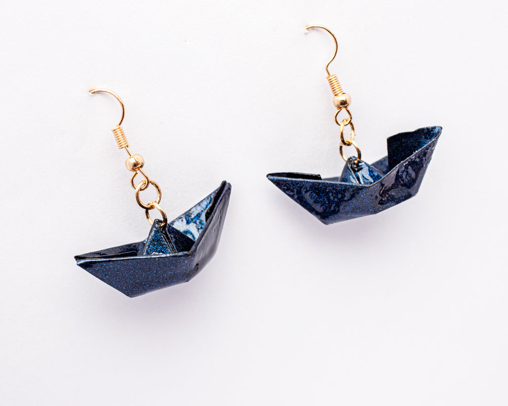 Aretes barquito de papel en origami azul | Joyería artesanal por Maximiliano Herrera