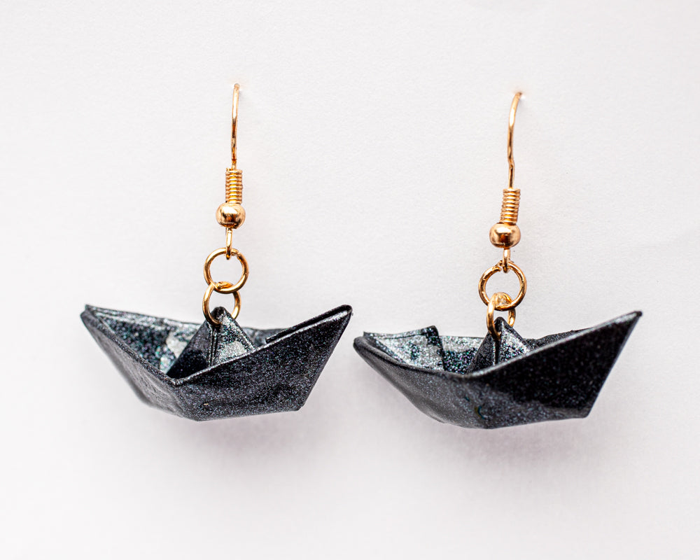Aretes barquito de papel en origami azul | Joyería artesanal por Maximiliano Herrera

