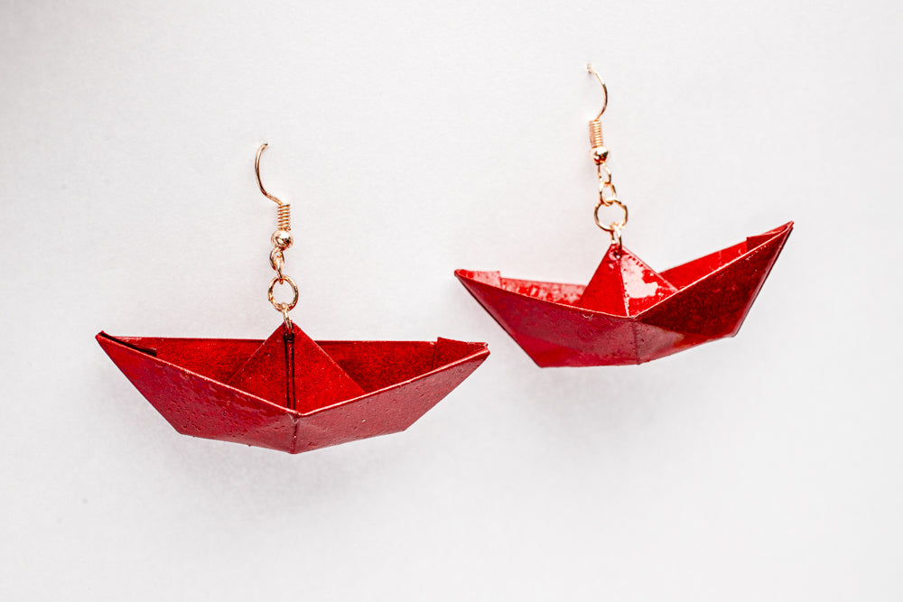Aretes barquito de papel en origami azul | Joyería artesanal por Maximiliano Herrera