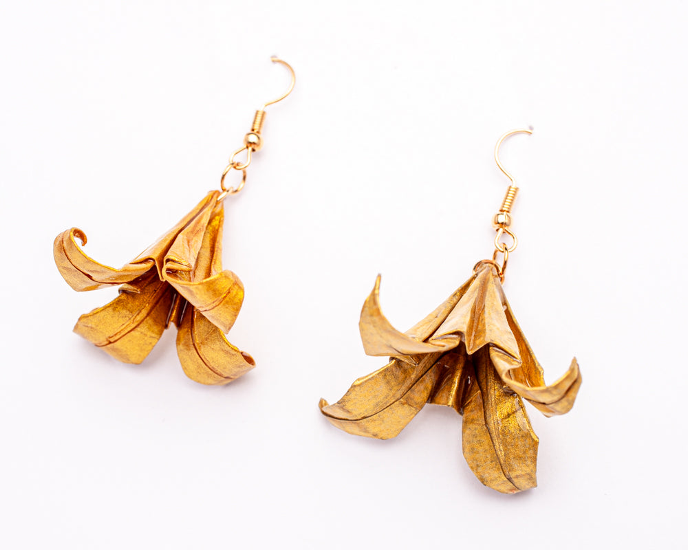 Aretes flor de borrachero en origami dorado | Joyería artesanal única