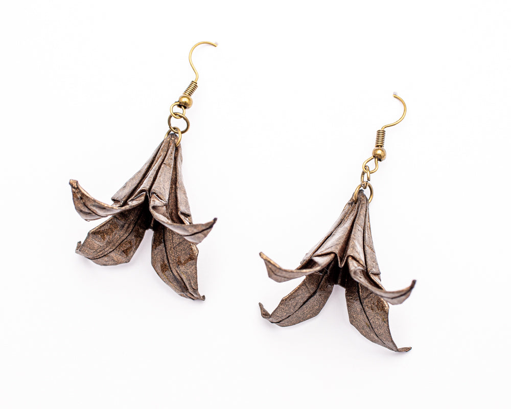 Aretes flor de borrachero en origami dorado | Joyería artesanal única