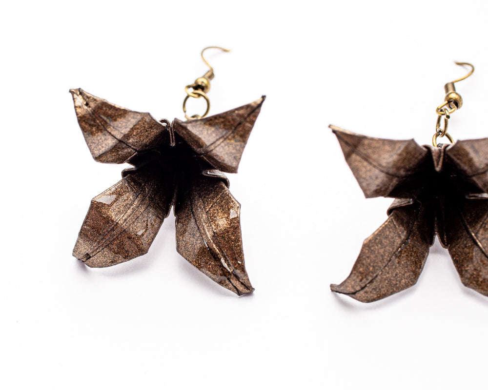 Aretes flor de borrachero en origami dorado | Joyería artesanal única