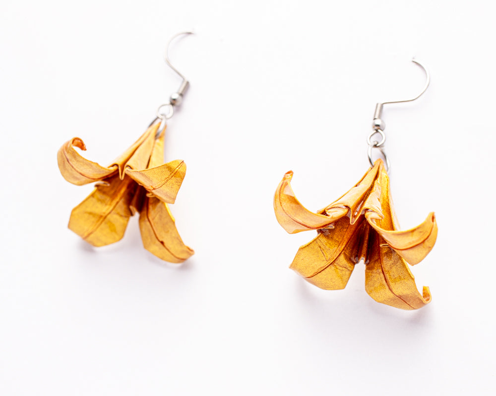 Aretes flor de borrachero en origami dorado | Joyería artesanal única