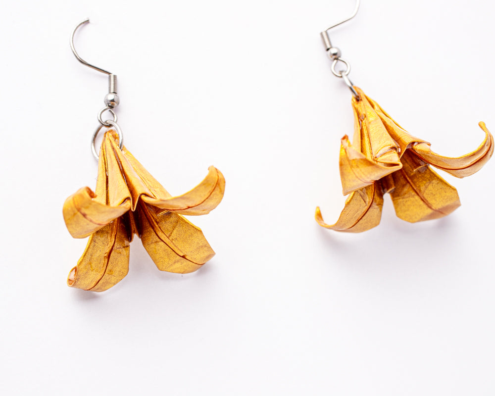 Aretes flor de borrachero en origami dorado | Joyería artesanal única