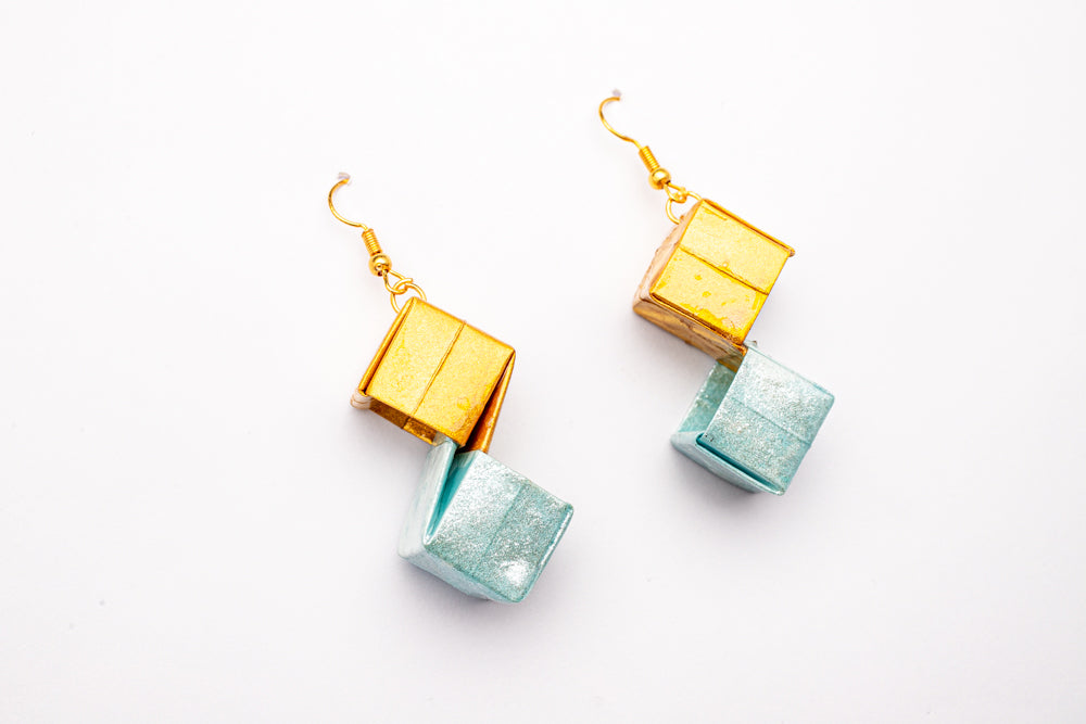 Aretes de cubos en origami rojo y dorado | Arte geométrico en papel resinado