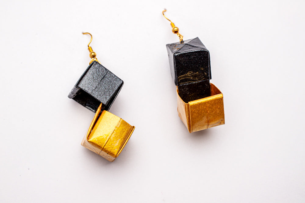 Aretes de cubos en origami rojo y dorado | Arte geométrico en papel resinado