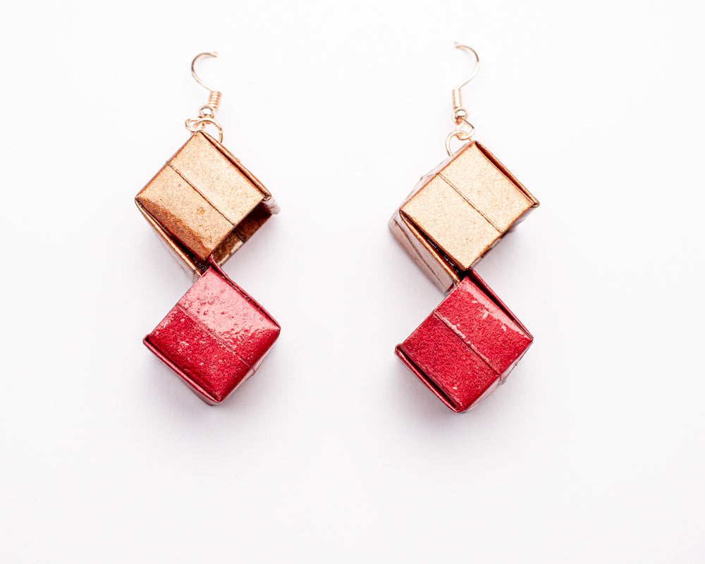 Aretes de cubos en origami rojo y dorado | Arte geométrico en papel resinado

