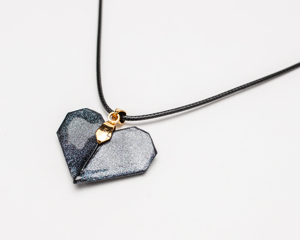Colgante de origami en forma de corazón – Hecho a mano con resina