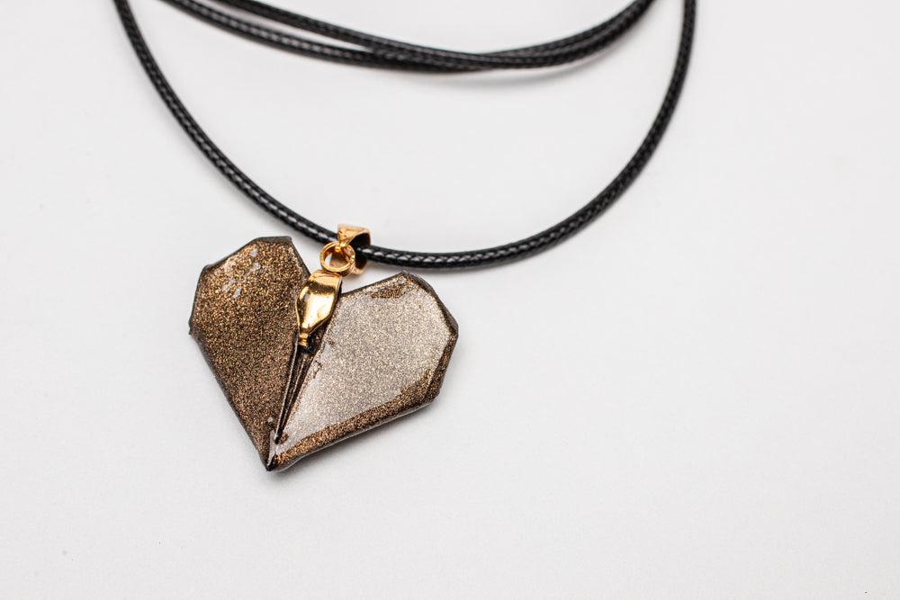 Colgante de origami en forma de corazón – Hecho a mano con resina