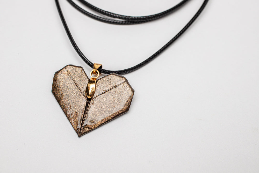 Colgante de origami en forma de corazón – Hecho a mano con resina