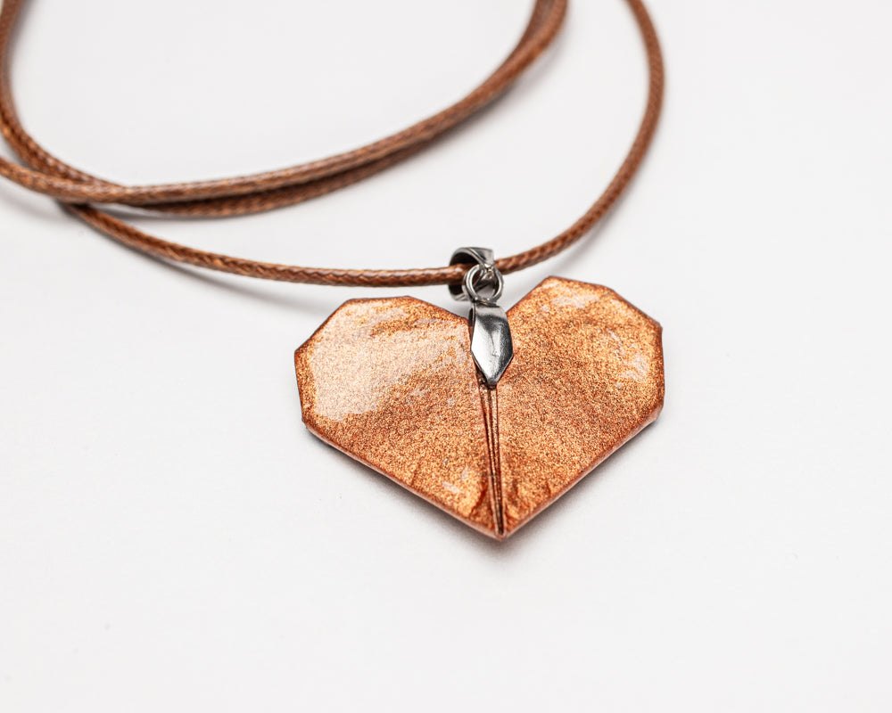 Colgante de origami en forma de corazón – Hecho a mano con resina