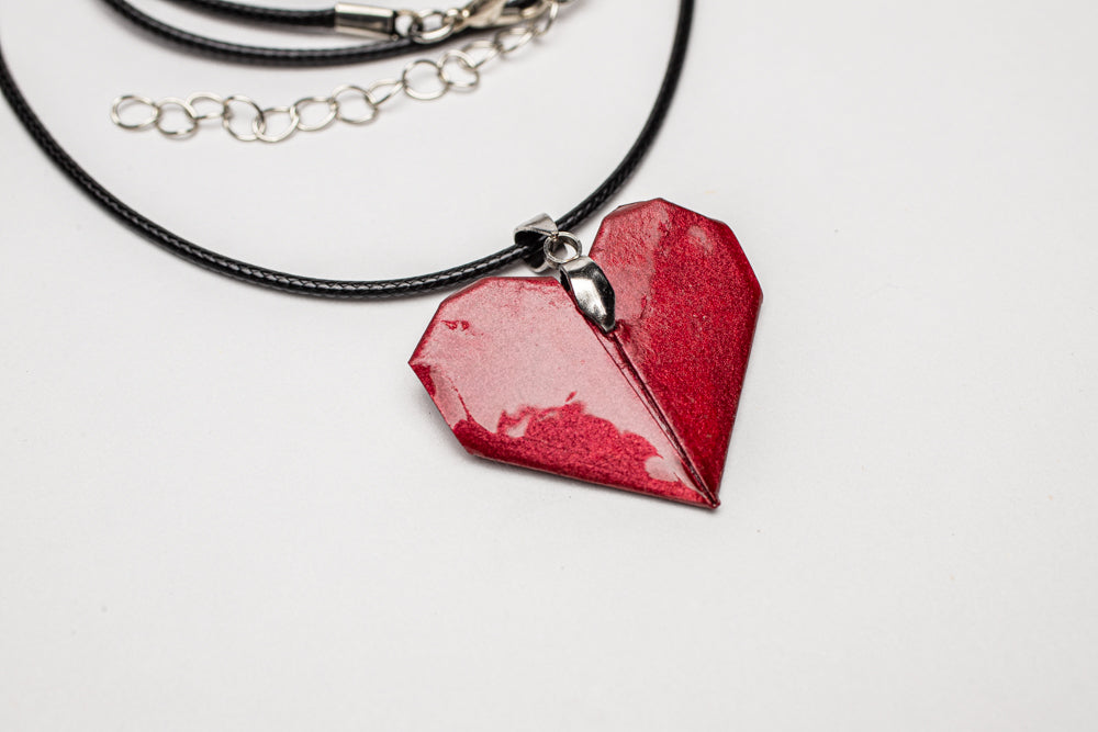 Colgante de origami en forma de corazón – Hecho a mano con resina