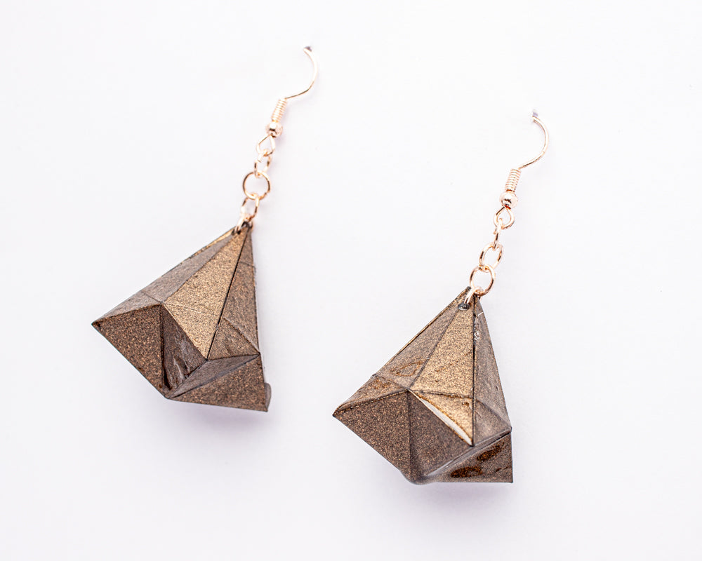 Aretes diamante origami en papel con acabado metálico