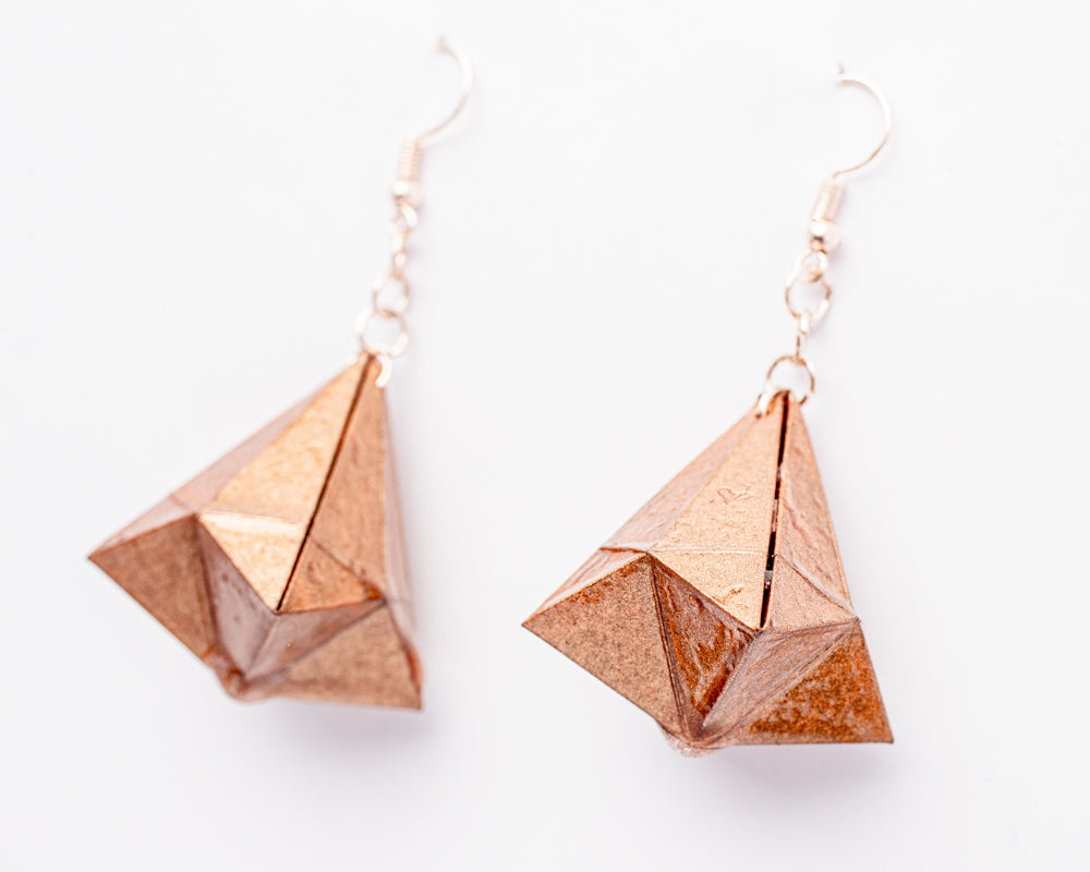 Aretes diamante origami en papel con acabado metálico