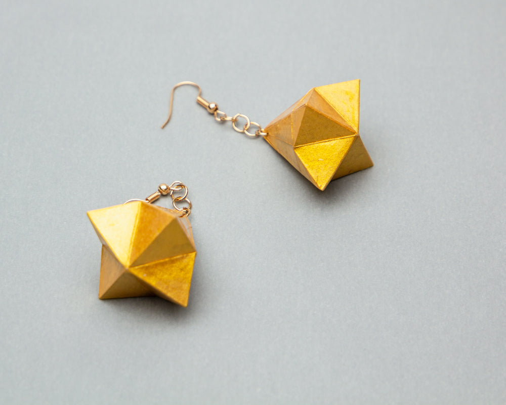 Aretes diamante origami en papel con acabado metálico