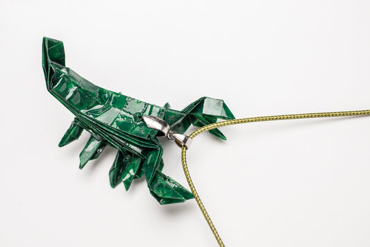 Colgante de escorpión en origami verde | Hecho a mano por Maximiliano Herrera
