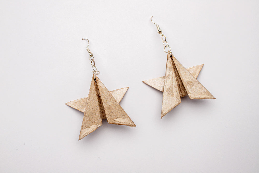 Aretes de Origami Estrella con Brillo | Joyería Artesanal con Resina