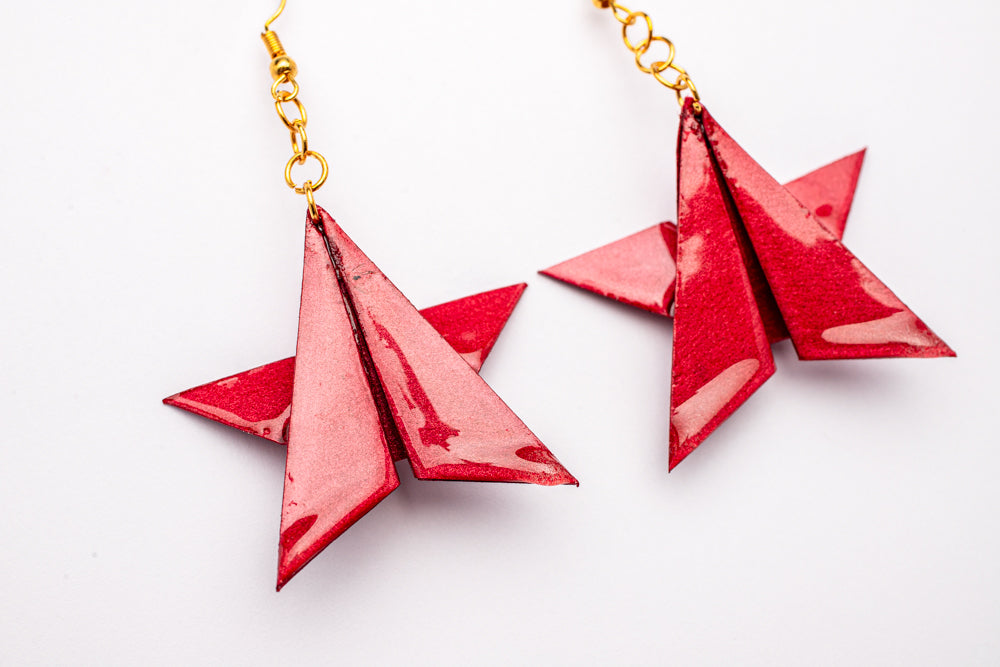 Aretes de Origami Estrella con Brillo | Joyería Artesanal con Resina