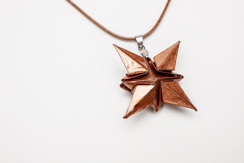 Colgante Origami Estrella de Ocho Puntas | Arte en Miniatura con Resina