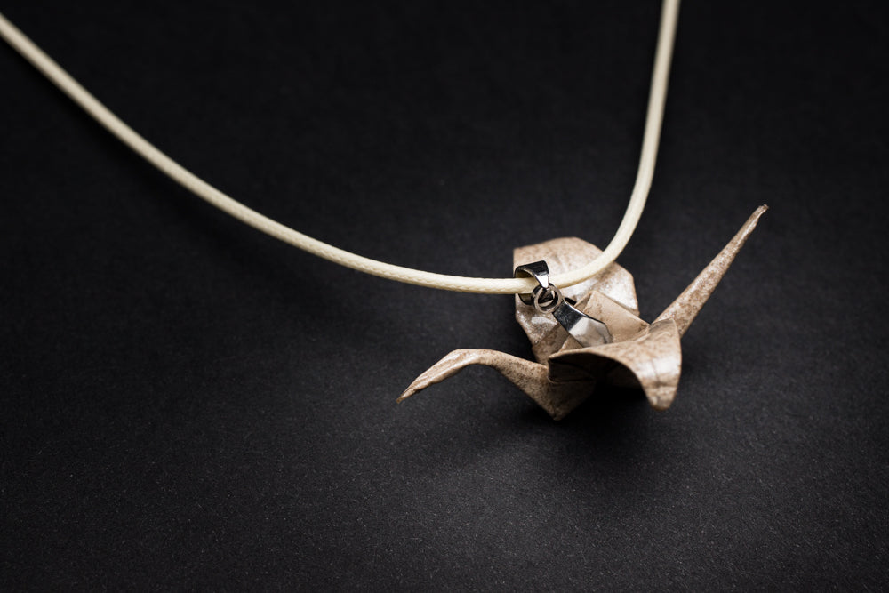 Colgante de Origami Grulla Japonesa | Hecho a Mano con Papel y Resina