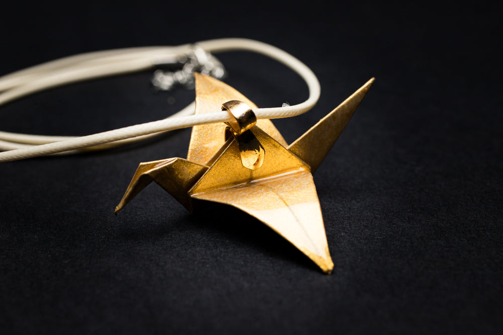 Colgante de Origami Grulla Japonesa | Hecho a Mano con Papel y Resina