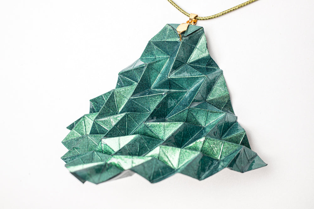 Colgante geométrico Hipérbole en origami – joya en papel y resina