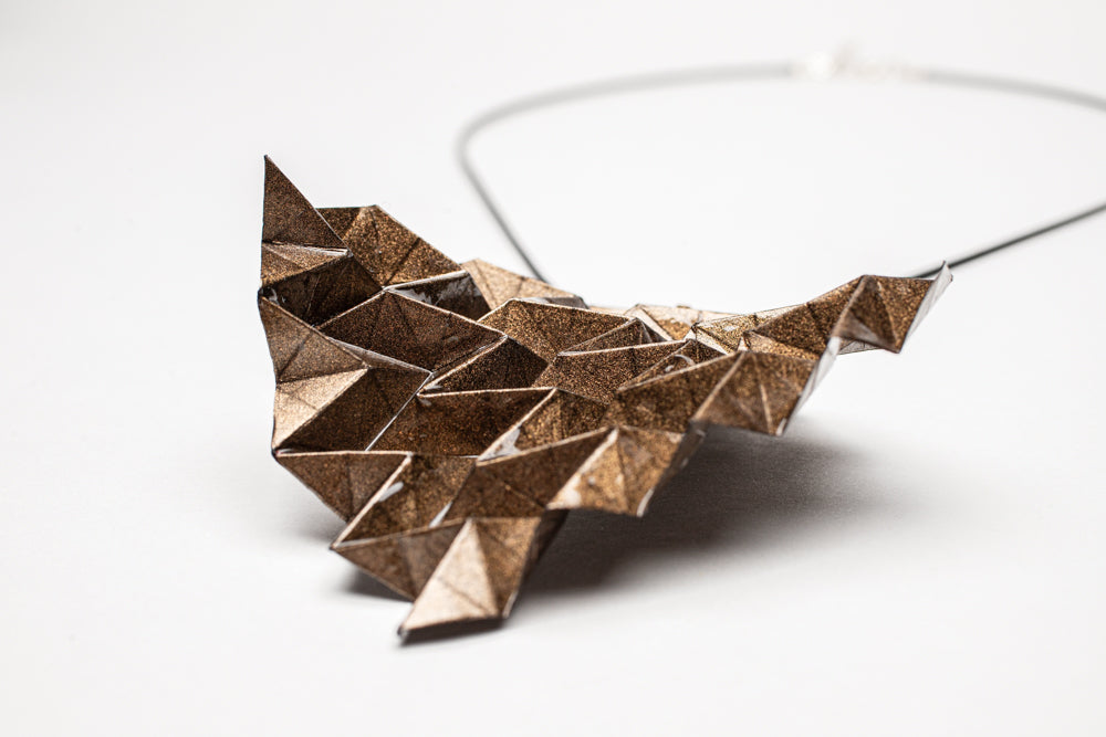 Colgante geométrico Hipérbole en origami – joya en papel y resina