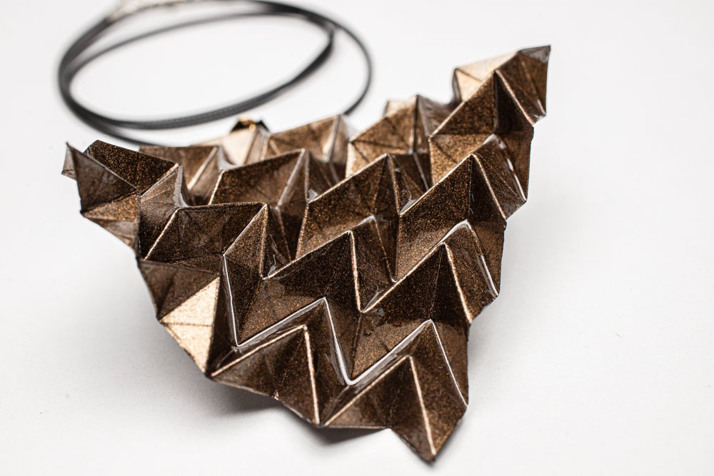 Colgante geométrico Hipérbole en origami – joya en papel y resina