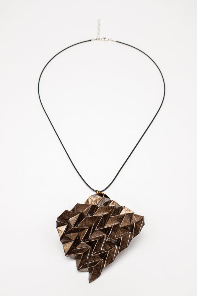 Colgante geométrico Hipérbole en origami – joya en papel y resina