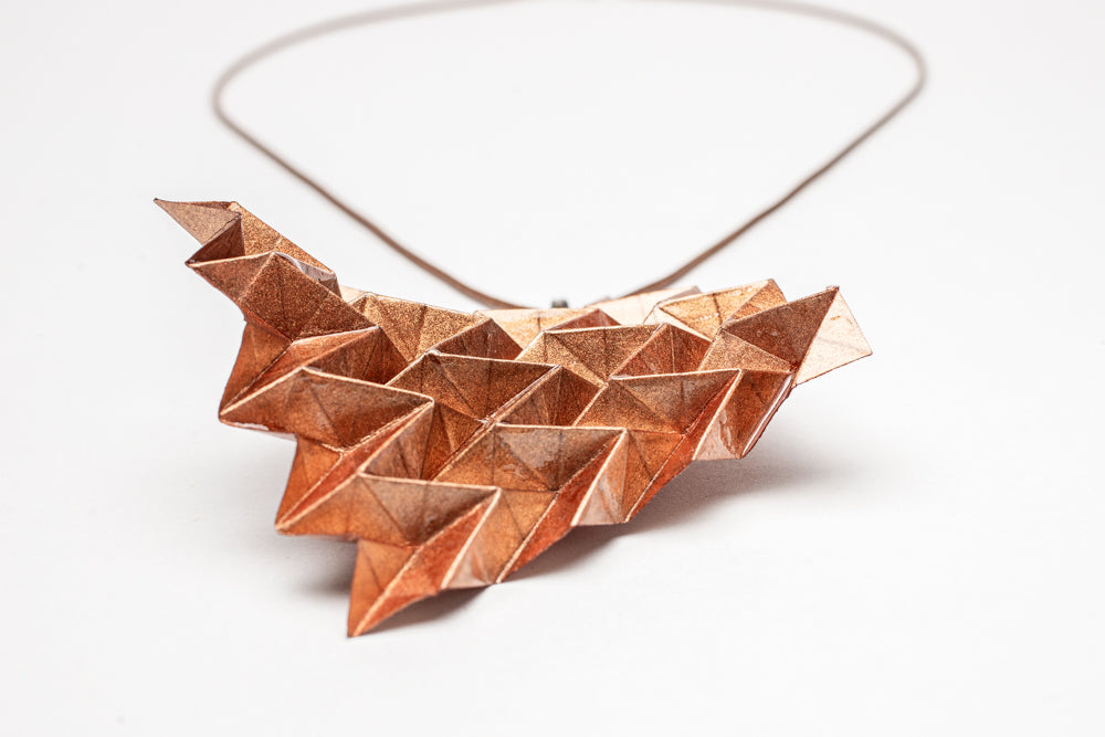 Colgante geométrico Hipérbole en origami – joya en papel y resina