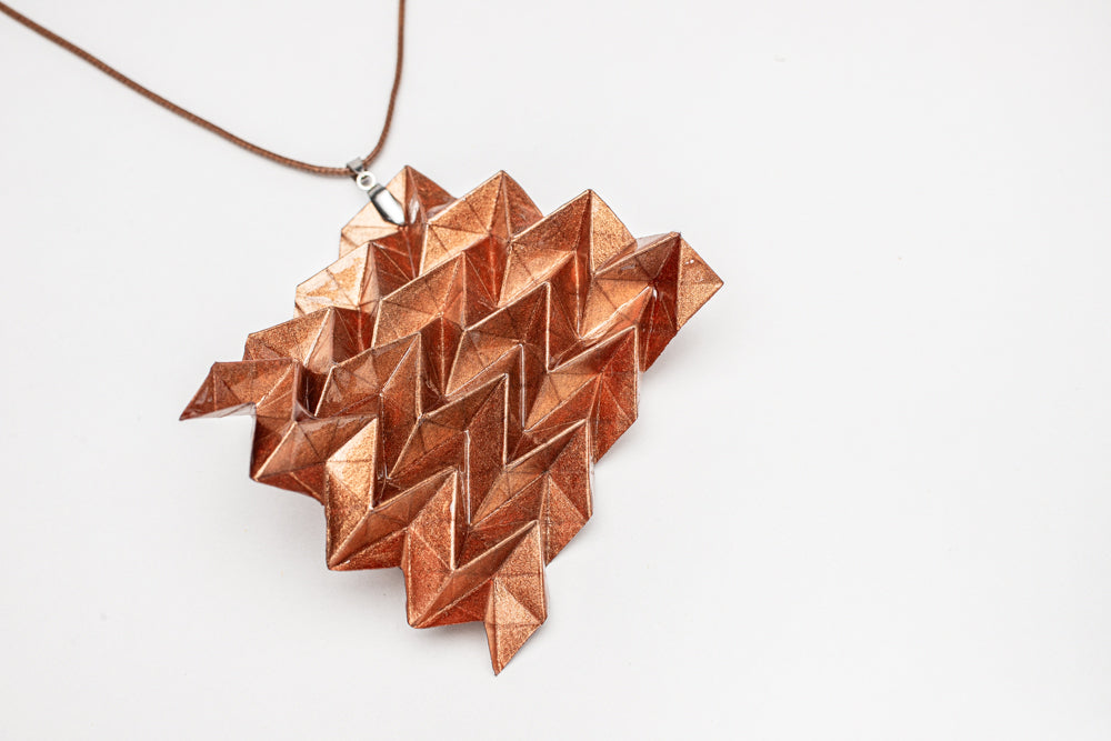 Colgante geométrico Hipérbole en origami – joya en papel y resina