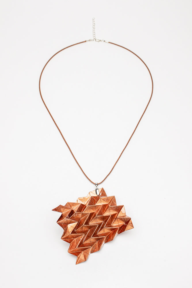 Colgante geométrico Hipérbole en origami – joya en papel y resina