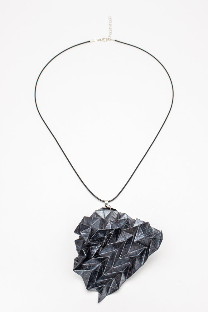 Colgante geométrico Hipérbole en origami – joya en papel y resina