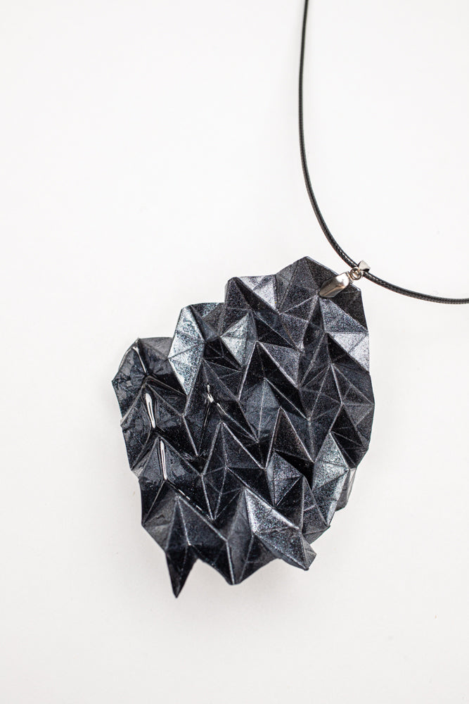 Colgante geométrico Hipérbole en origami – joya en papel y resina
