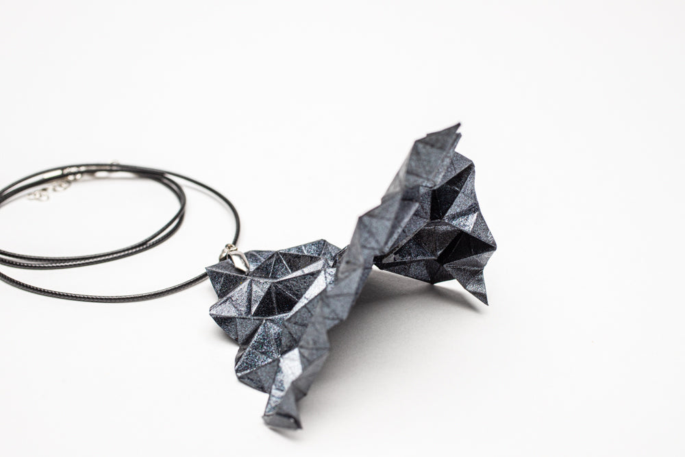 Colgante geométrico Hipérbole en origami – joya en papel y resina