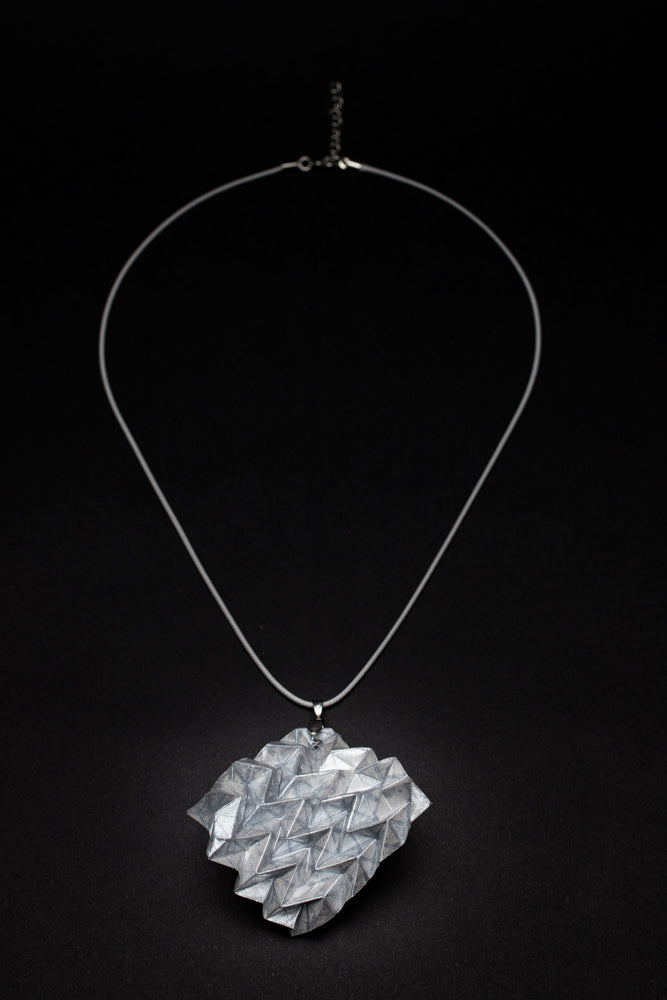 Colgante geométrico Hipérbole en origami – joya en papel y resina
