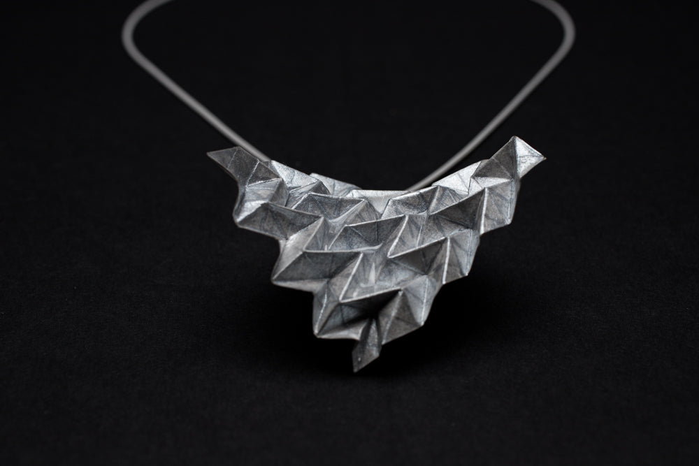 Colgante geométrico Hipérbole en origami – joya en papel y resina