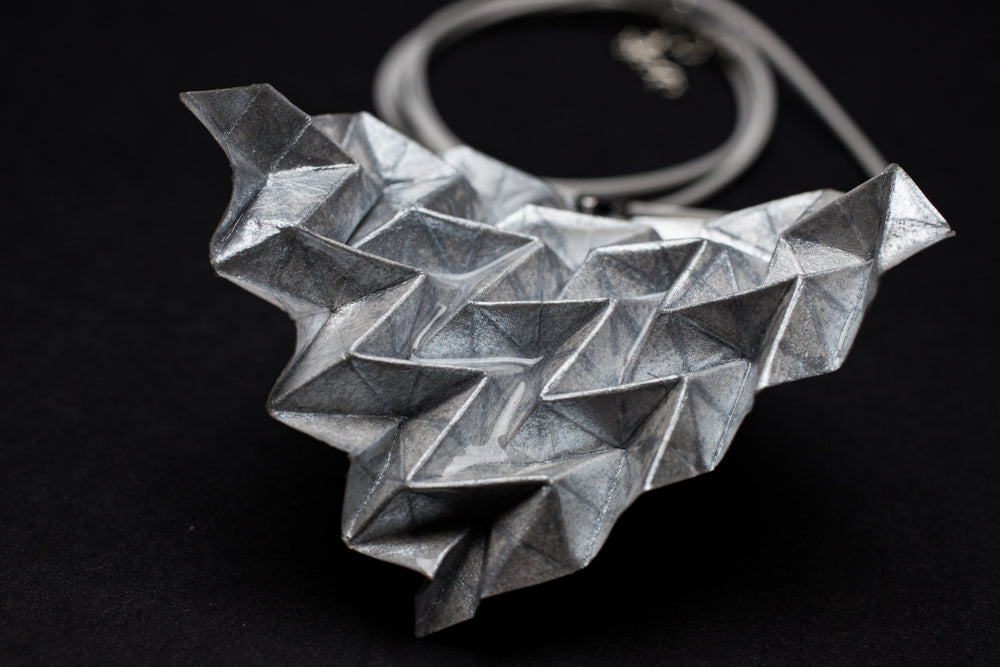 Colgante geométrico Hipérbole en origami – joya en papel y resina
