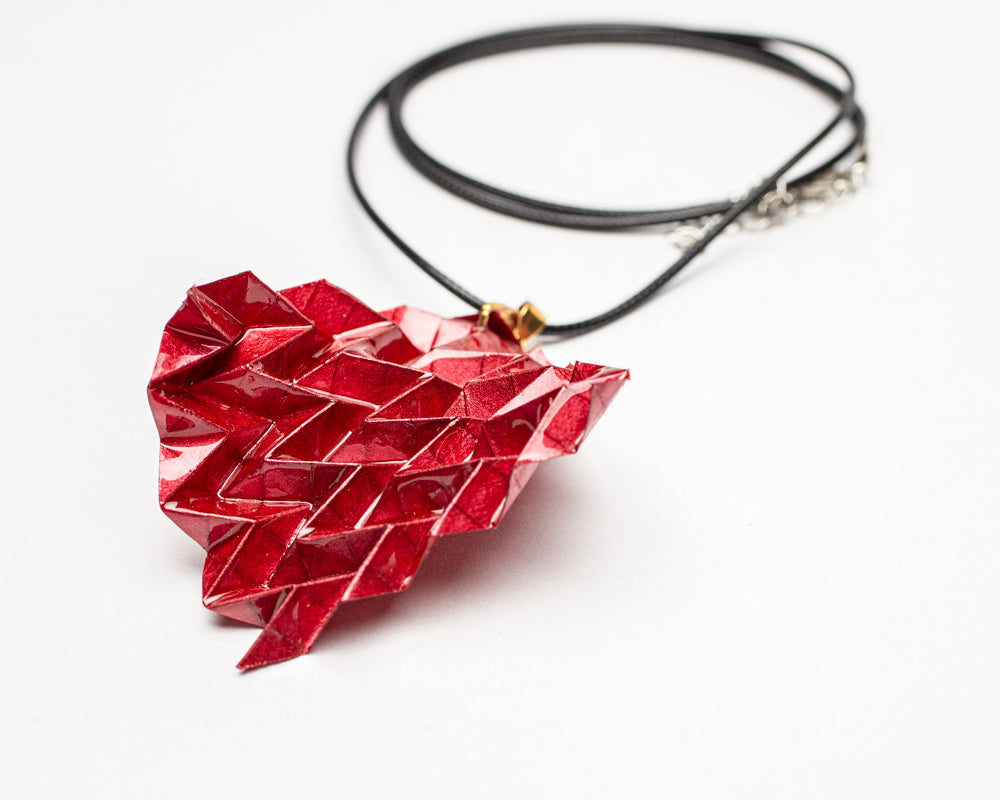 Colgante geométrico Hipérbole en origami – joya en papel y resina