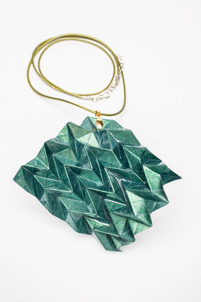 Colgante geométrico Hipérbole en origami – joya en papel y resina