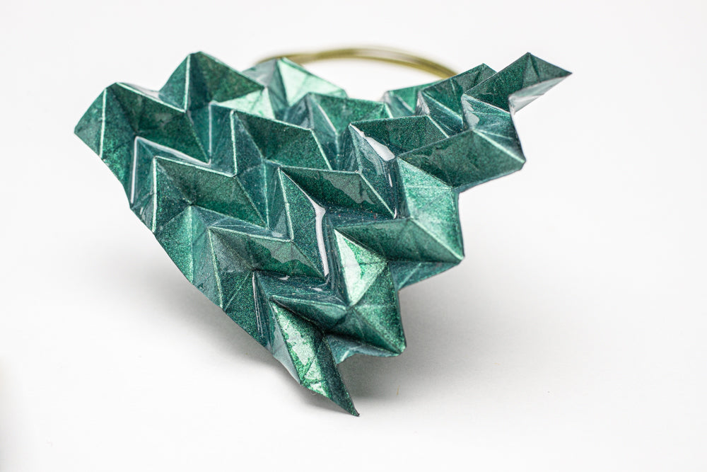 Colgante geométrico Hipérbole en origami – joya en papel y resina