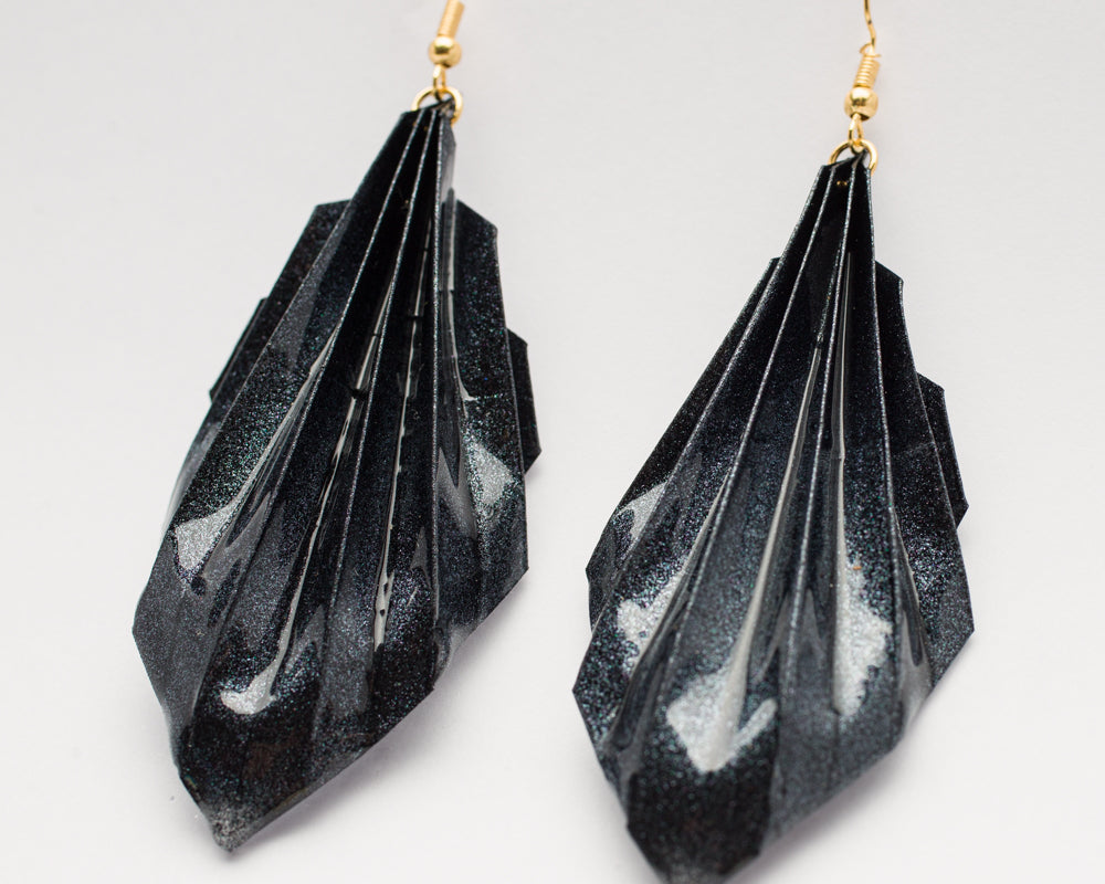 Aretes en forma de hoja de origami en color cobre | Hechos a mano por Maximiliano Herrera