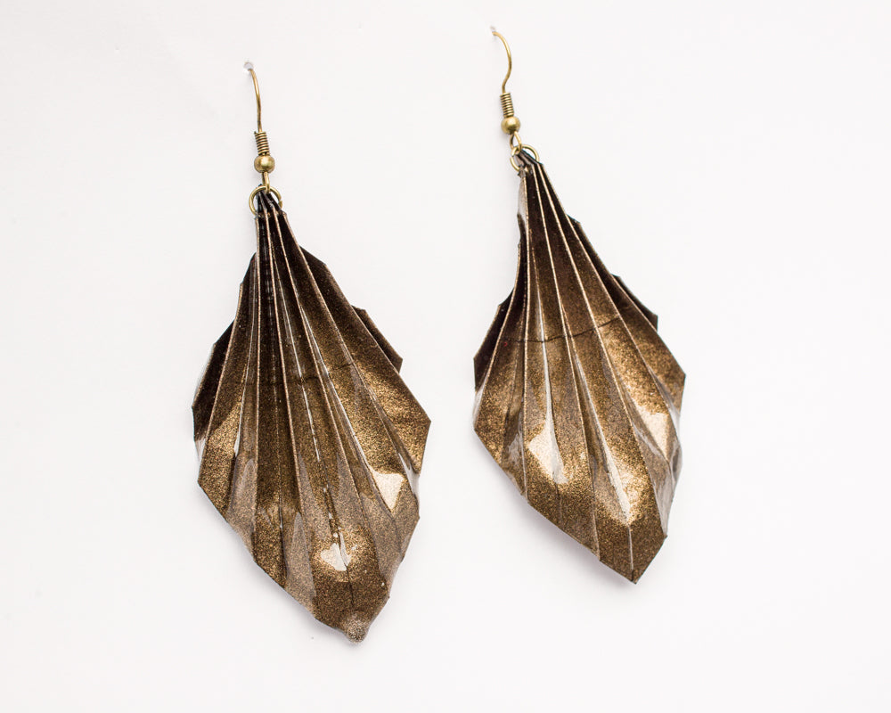 Aretes en forma de hoja de origami en color cobre | Hechos a mano por Maximiliano Herrera