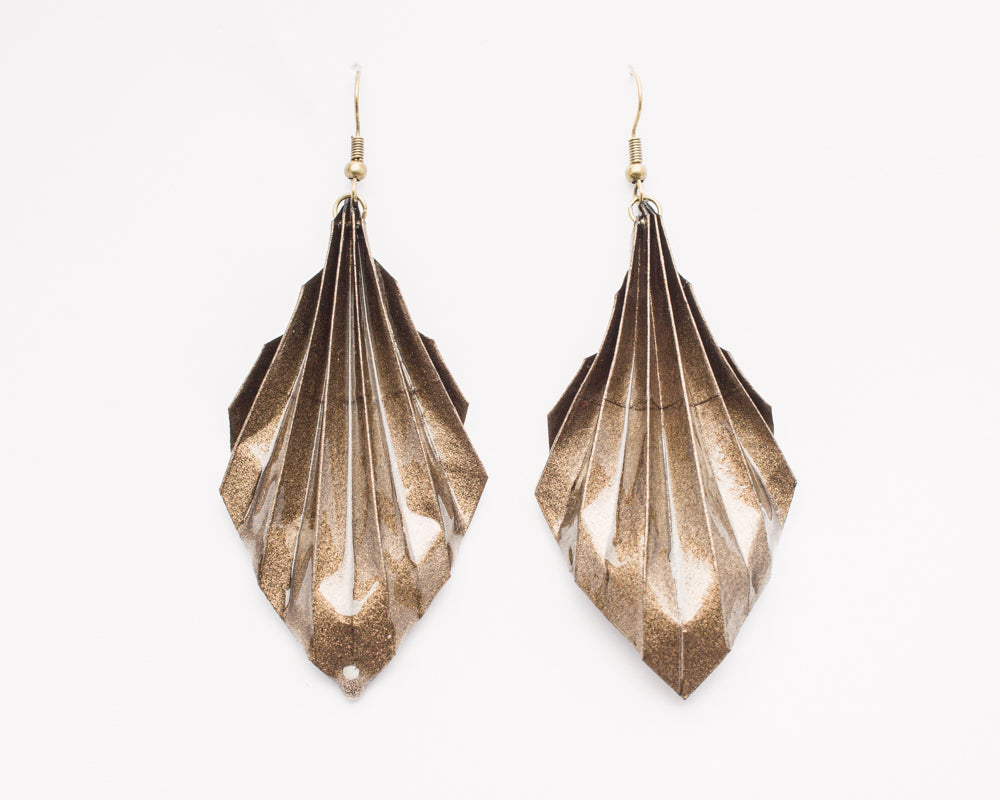 Aretes en forma de hoja de origami en color cobre | Hechos a mano por Maximiliano Herrera