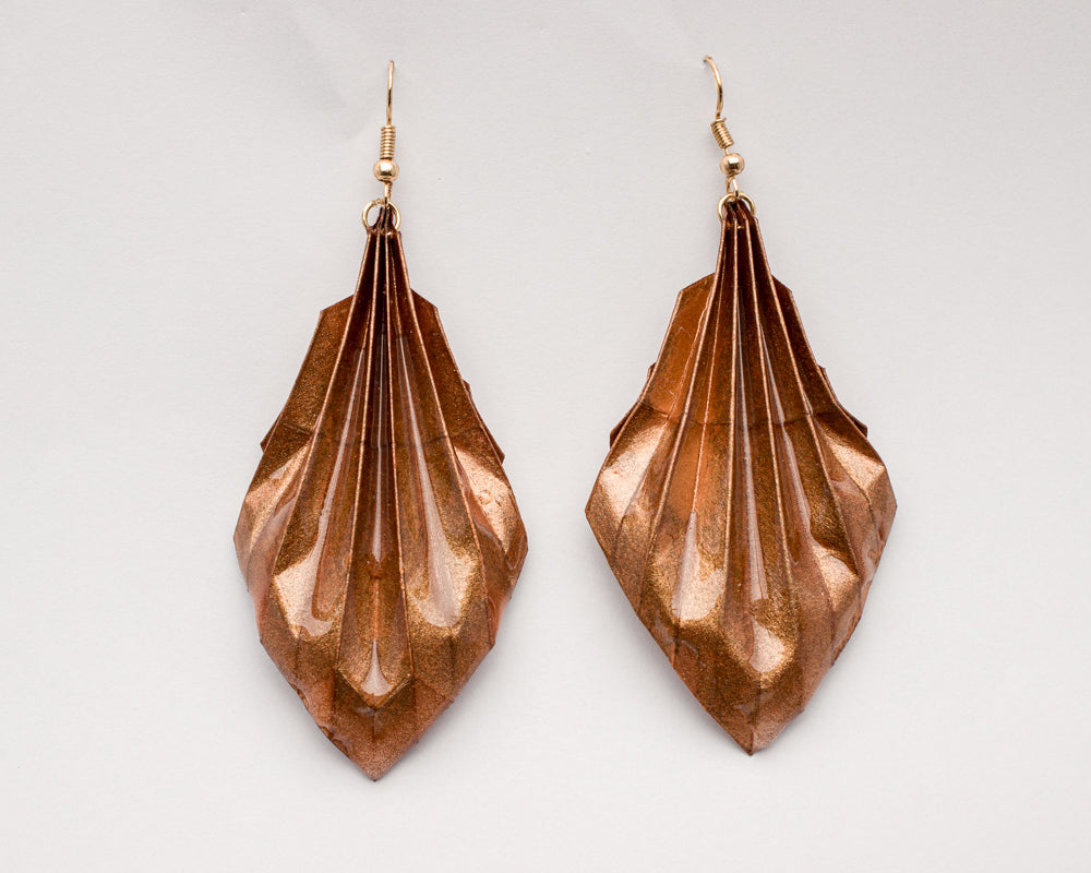 Aretes en forma de hoja de origami en color cobre | Hechos a mano por Maximiliano Herrera