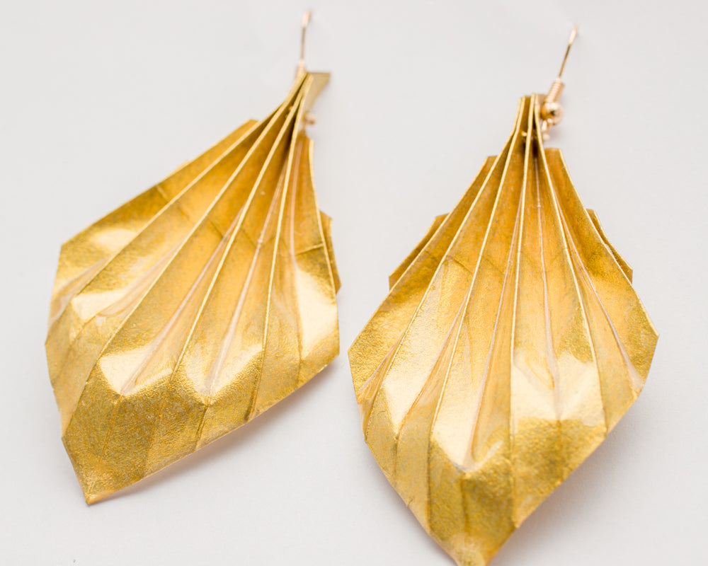 Aretes en forma de hoja de origami en color cobre | Hechos a mano por Maximiliano Herrera