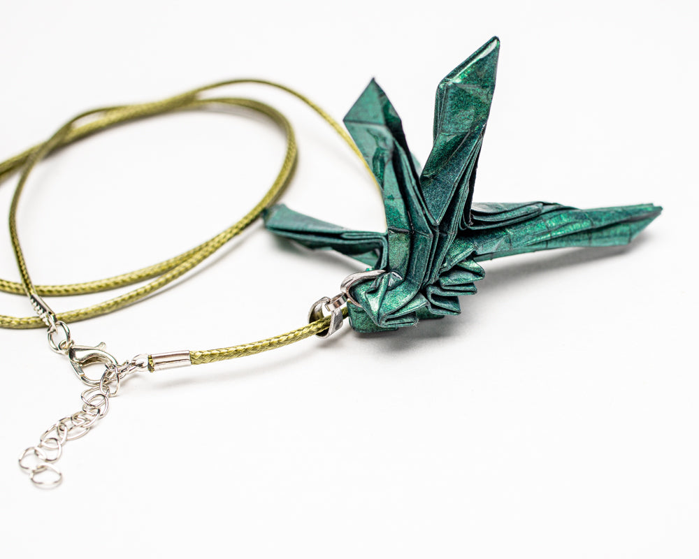 Colgante libélula en origami – joya simbólica hecha a mano