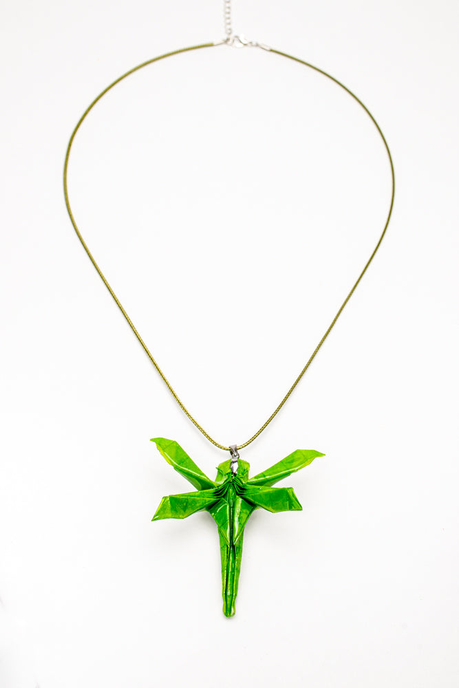 Colgante libélula en origami – joya simbólica hecha a mano